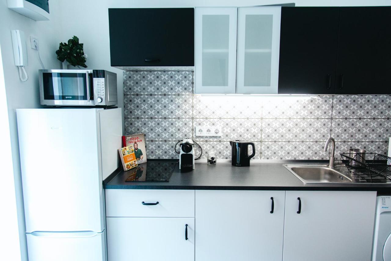 Black & White Apartment With A Gift Soft Panda Budapest Exterior photo